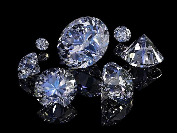 Lascia che le tue unghie assomiglino a diamanti di diverse dimensioni di diamanti