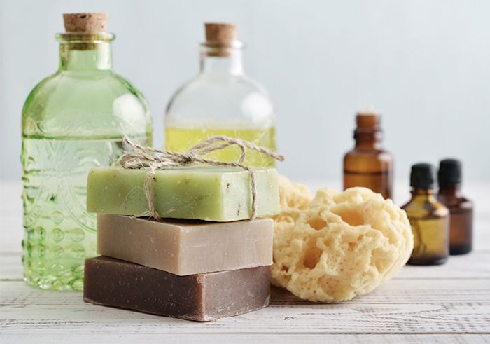 Cosmetica zonder gevaarlijke ingrediënten, zepen, essentiële oliën en zelfgemaakte douchegels