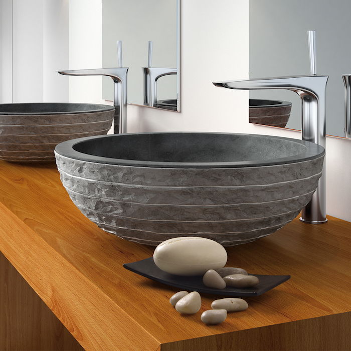 Naturstein servant i rund form, tre servant bord med to vasker, dekorasjon av hvite og grå steinblokker