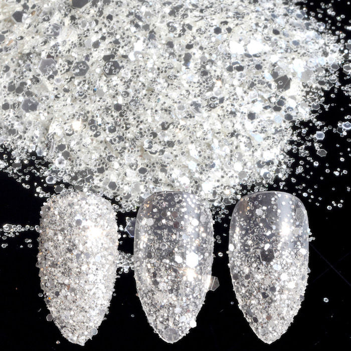 Galeria paznokci żelowych Piękny manicure w kolorze srebrnym Gwoździe w kształcie migdałów srebrne ozdoby na paznokciach