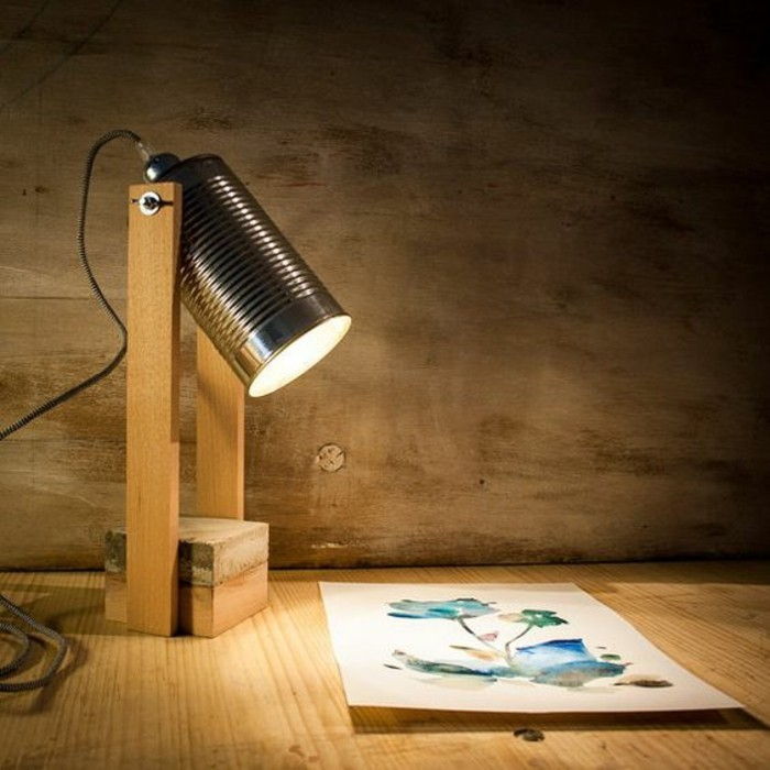 nya hantverk idéer-Stehlampe-of-trä-and-konservendose-diy-light-flower-making