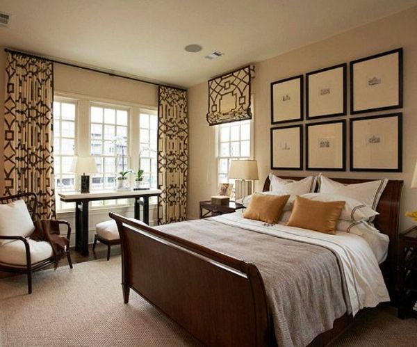Vakre dekorative gardiner i det luksuriøse soverommet