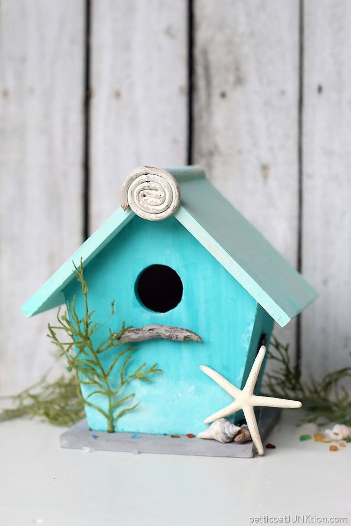 Blauw geverfde houten nestkast, versierd met zeesterren en zeewier, coole DIY-ideeën voor kinderen en volwassenen