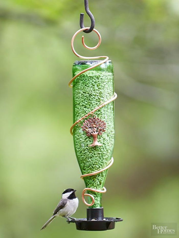 Urobte si sám hniezdnu škatuľu zo sklenenej fľaše, naplňte semená, malé vtáky, peknú výzdobu pre svoju záhradu alebo balkón