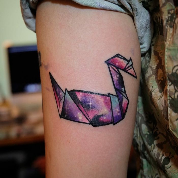 to jeden z naszych pomysłów na tatuaż z motywami origami - mały kolorowy ptak origami i gwiazdy