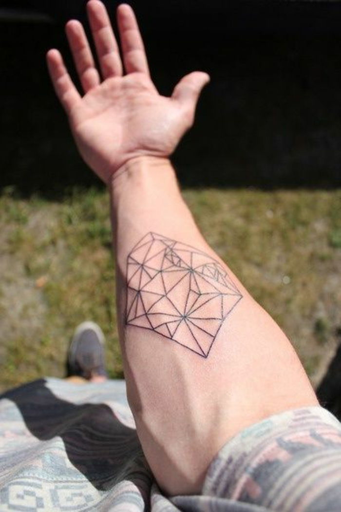 ręka z dużym tatuażem origami - pomysł dla mężczyzn