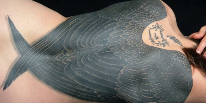 czarne duże skrzydła anioła z czarnymi piórami - pomysł na wspaniałego anioła tatuaż