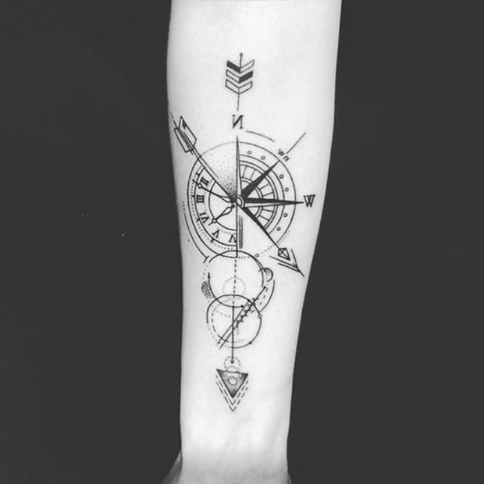 Tai idėja kompaso tatuiruotė rankoje su dideliu rodyklu ir baltu kompasu