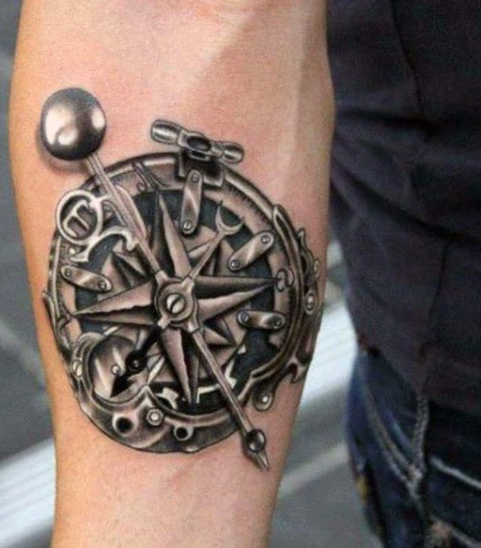 Steampunko kompasas - vis dar puiki idėja, kad kompaso tatuiruotė vyro rankoje
