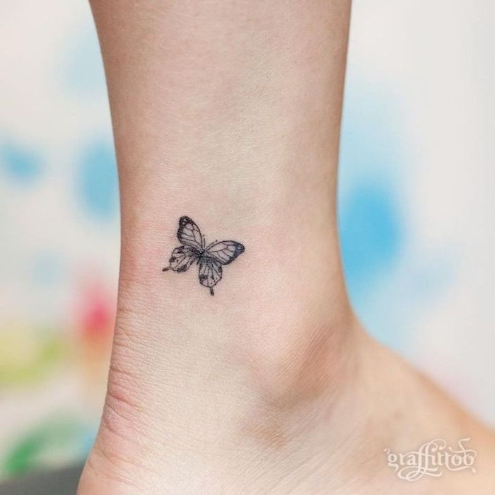mielas mažas juodas mini mažas tatuiruotes su gražiu juodu plaukiojančiu drugeliu ant kojos
