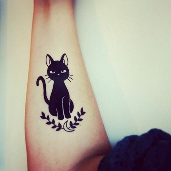 tutaj znajdziesz jeszcze jeden pomysł na temat tatuaży czarnych kotów pod ręką