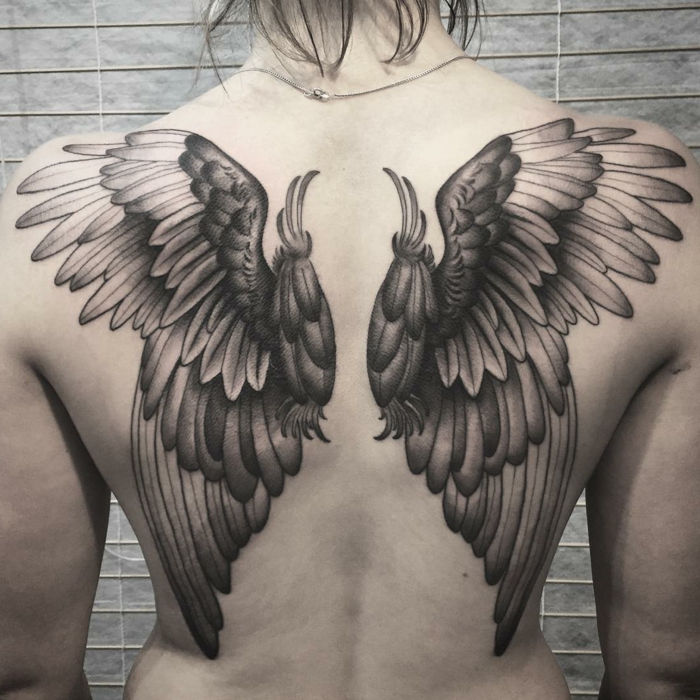 tu nájdete nápad na tetovanie anjelských krídel pre dámy - tetovanie s dvoma čiernymi krídlami