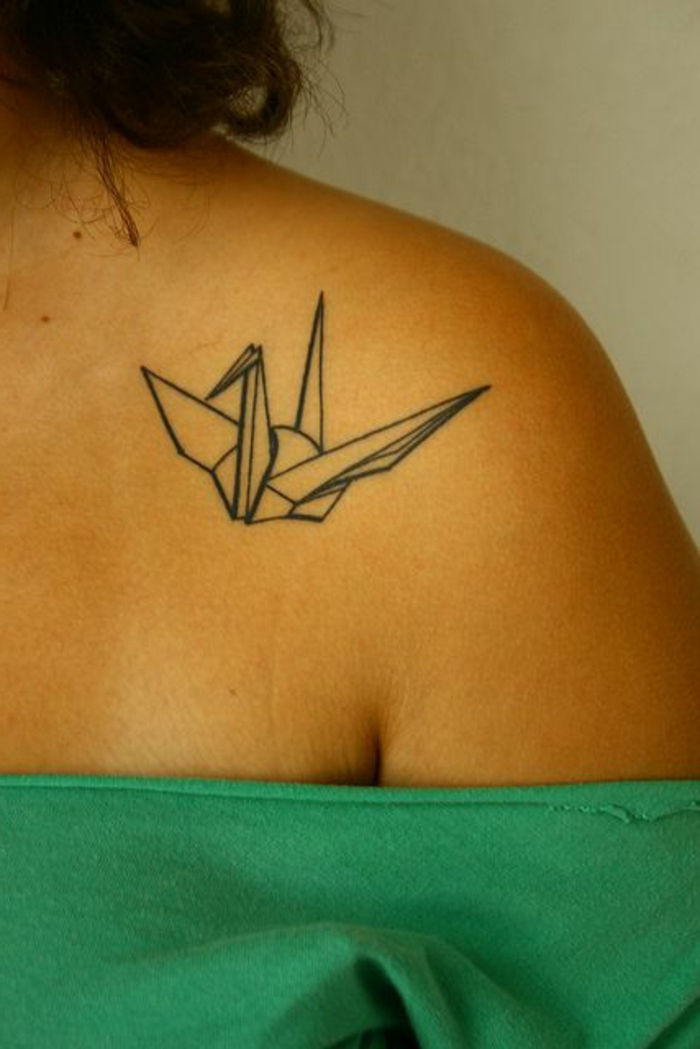 Tutaj pokazujemy jeden z naszych pomysłów na tatuaż origami na ramieniu dla kobiet - oto mały latający gołąb origami