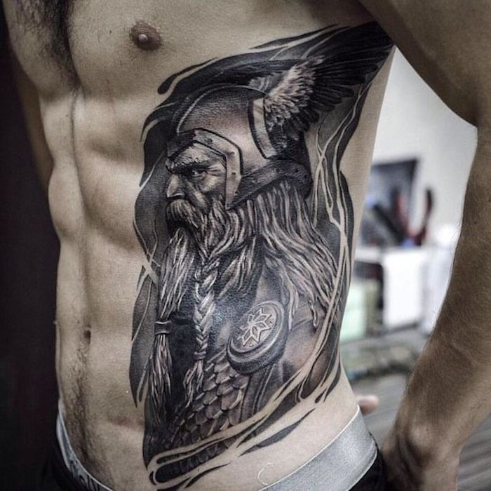 tatuaggio nordico, uomo, tatuaggio in nero e grigio, viking