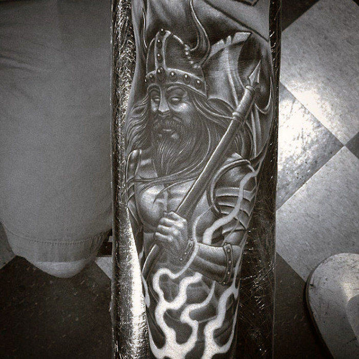 tatuaggio nordico, viking, con elmo e attrezzatura, armtattoo