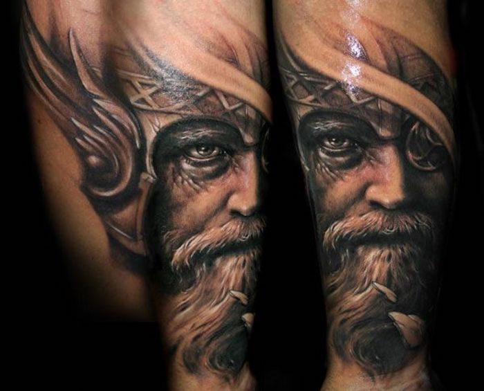 tatuaggio nordico, uomo, wikiger, casco con le ali