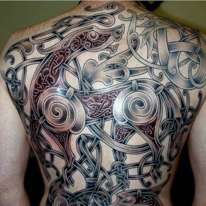 tatuaggio nordico, schiena, retro tatuaggio con molti elementi, uomo