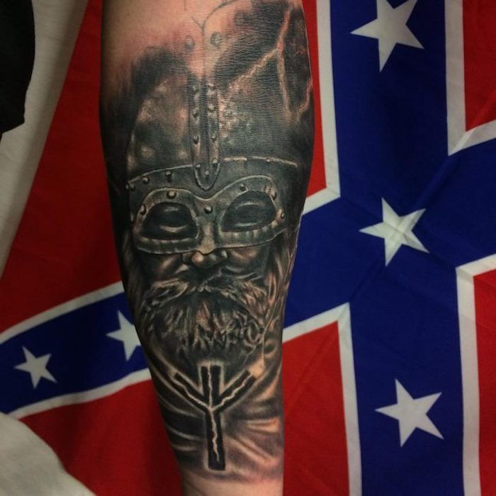 tatuaggio nordico, viking, con elmo, uomo, tatuaggio avambraccio