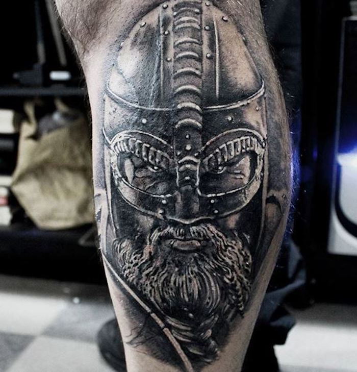 tatuaggio nordico, vichingo, elmo, barba, gamba, beintattoo
