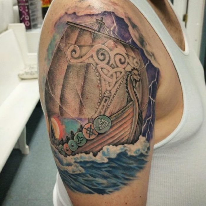tatuaggio nordico, tatuaggio colorato, onde d'acqua, acqua, nave