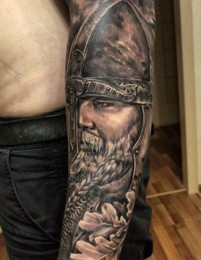tatuaggio nordico, vichingo, uomo con elmo, tatuaggio del braccio