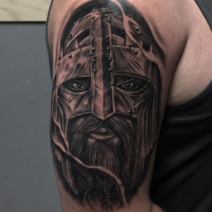 tatuaggio vichingo, braccio superiore, tatuaggio del braccio, uomo con la barba lunga
