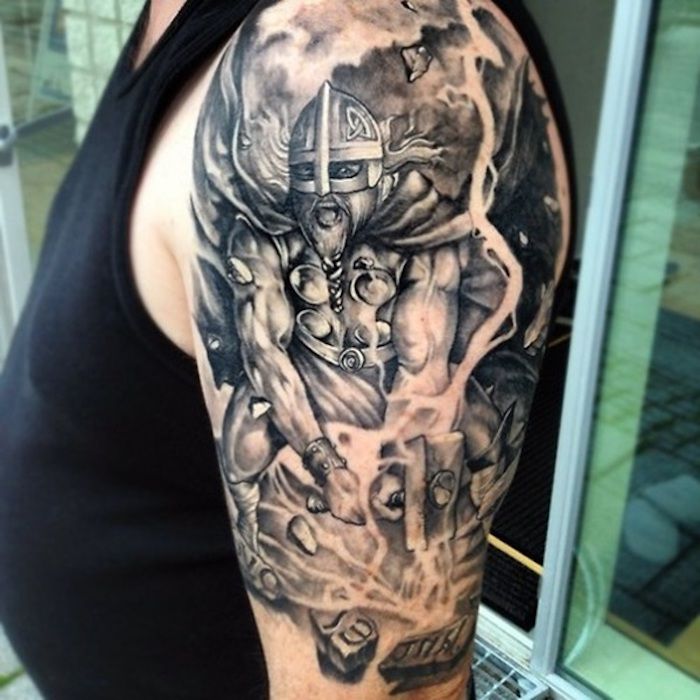 tatuaggio del braccio, tatuaggio del vichingo in nero e grigio
