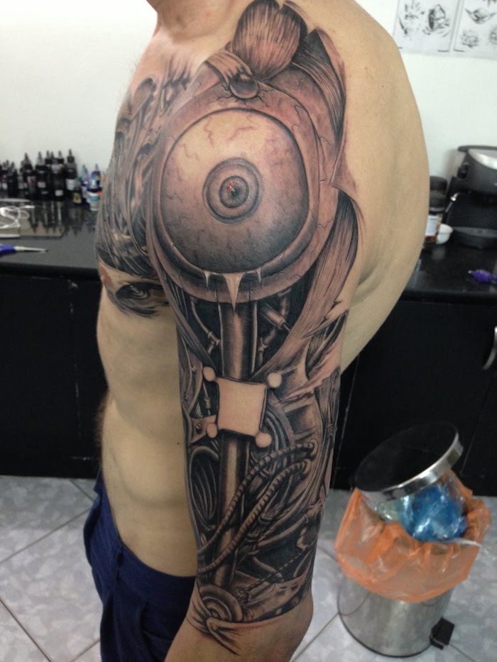 Homem, com, preto-cinzento, braço superior, tatuagem, com, partes máquina