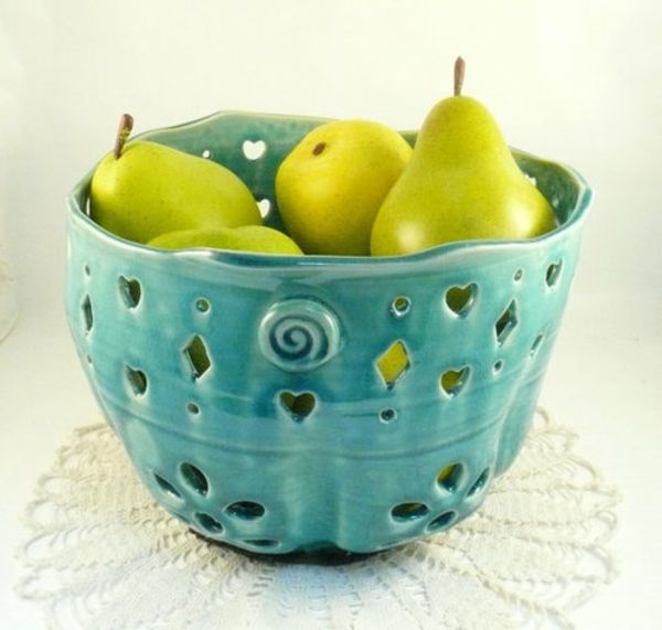 ovocná miska-keramika-modrá-model-zelené hrušky v ňom