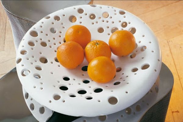 ovocná miska z keramiky v bielej farbe a piatich madarínov