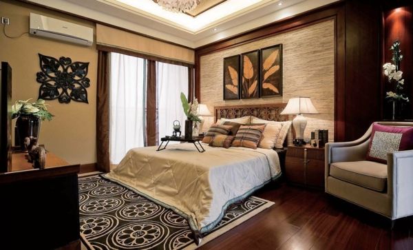 številne dekorativne elemente v ockra barvi spalnice v orientalskem slogu
