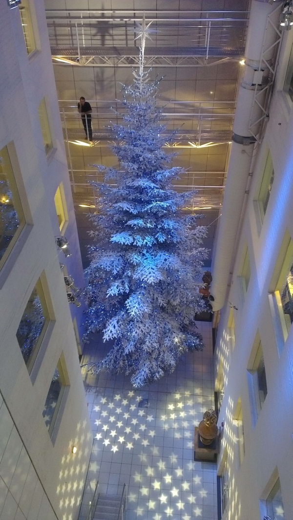 białe świąteczne dekoracje - jodła, która ma gigantyczne rozmiary