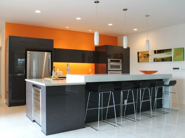orange-kök-vägg färg-barstol och taklampor