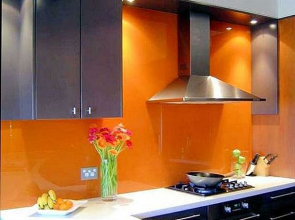 orange-kök-vägg färg-mörk-skåp