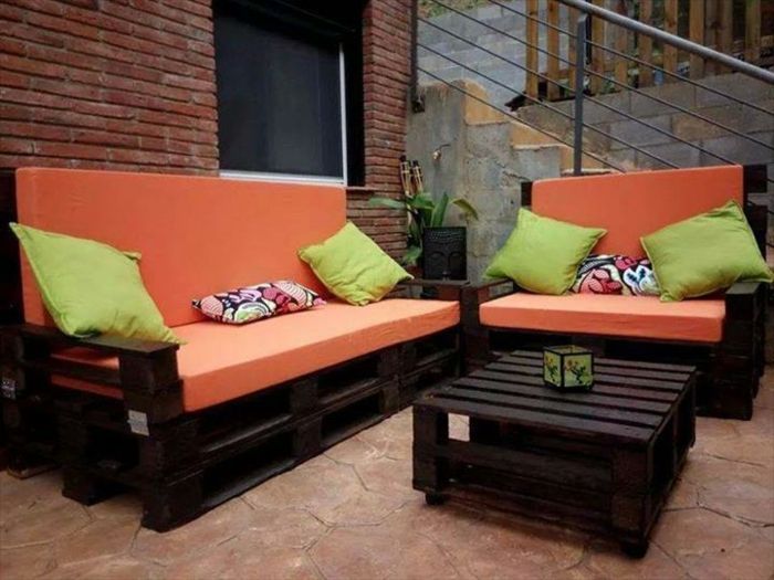 cuscini arancio divano-of-pallet-verdi