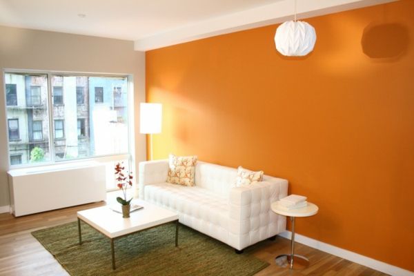 oranje-muur-in-de-woonkamer-met-witte-meubels-modern design
