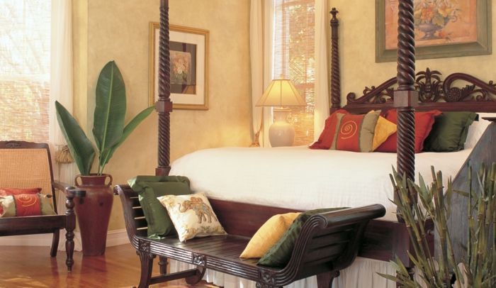 orientalsk dekorere stor seng med mange puter og eksotiske designpalmer blomster selvfølgelig
