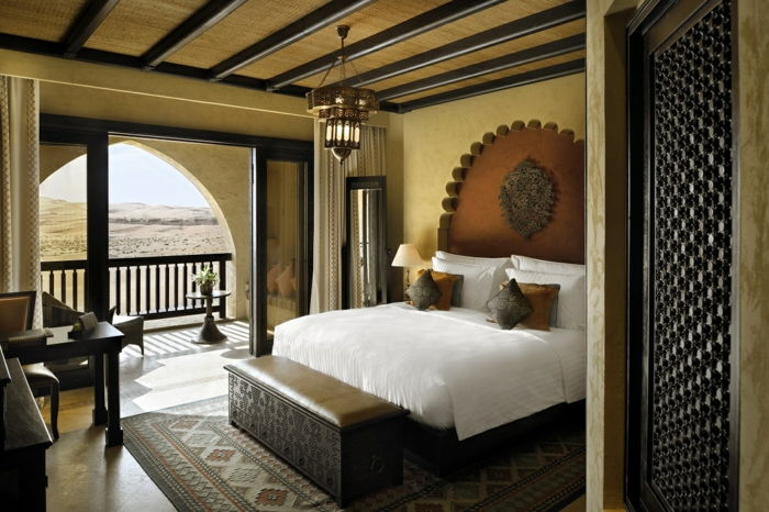 orientalsk innredning rommet på et hotell i arabiske land enkle rom design sengetøy