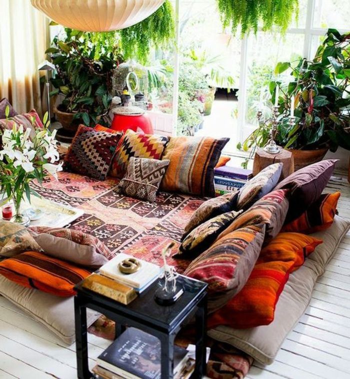 orientalsk dekorasjon ingen sofa, men mykt teppe på gulvet og mange fargerike puter stor stil