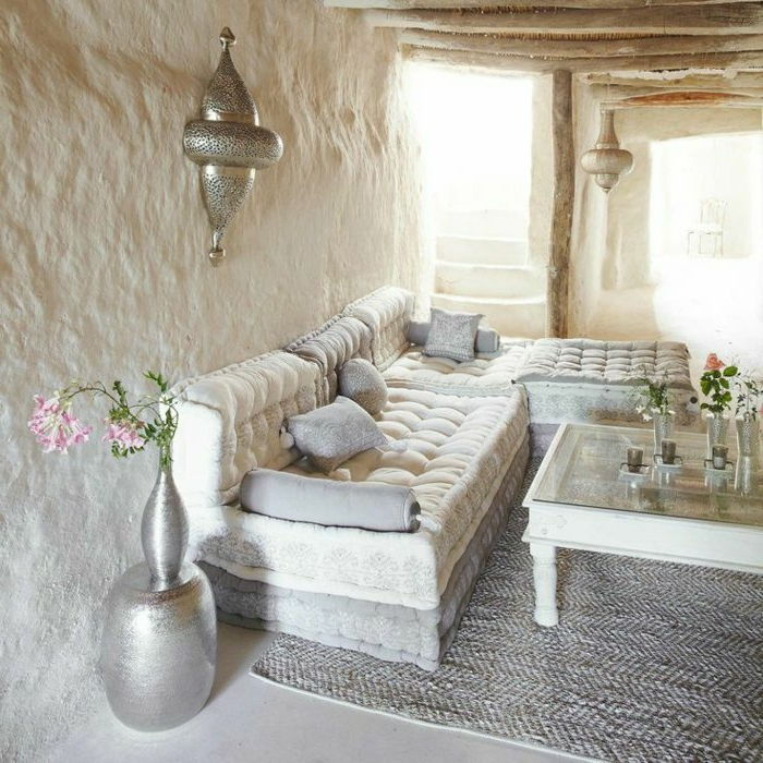 orientalsk innredning vanlig bedouin stil i hvitt sølv metallisk lenestol grå teppe blomster i vaskevegg lampe