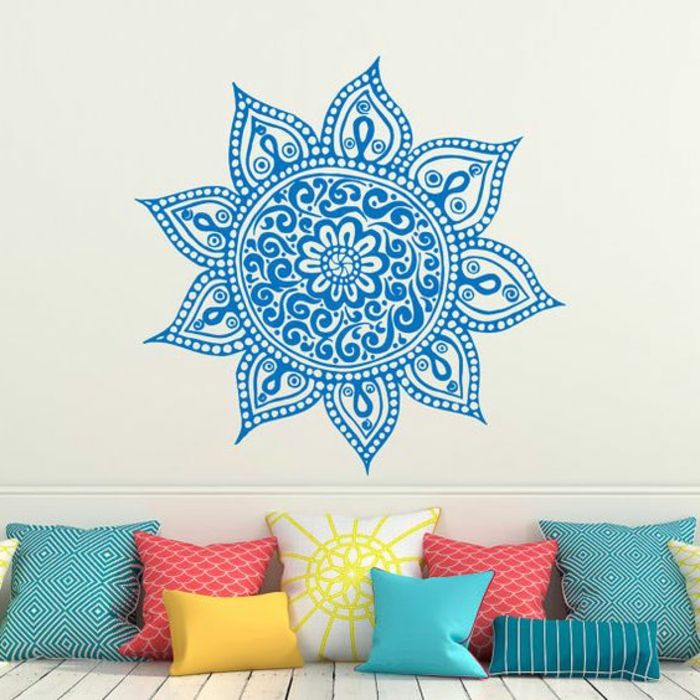 orientalske lampe dekorasjoner for hjemmet blå mandala maleri på veggen fargerike pute design ideer