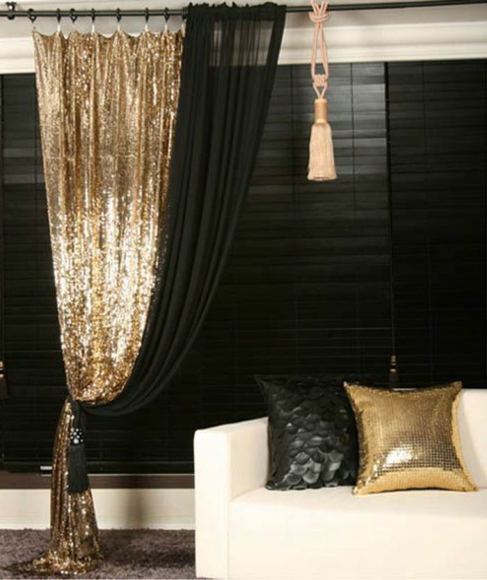 orientalsk lampe dekorative gardiner skinnende design arrangement i hvit svart og gylden pute ide