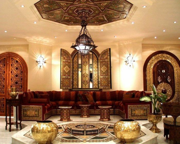 orientalske hengende lamper og lyster og stearinlys gyldne dekorasjoner vas dekorative vindu kaffebord