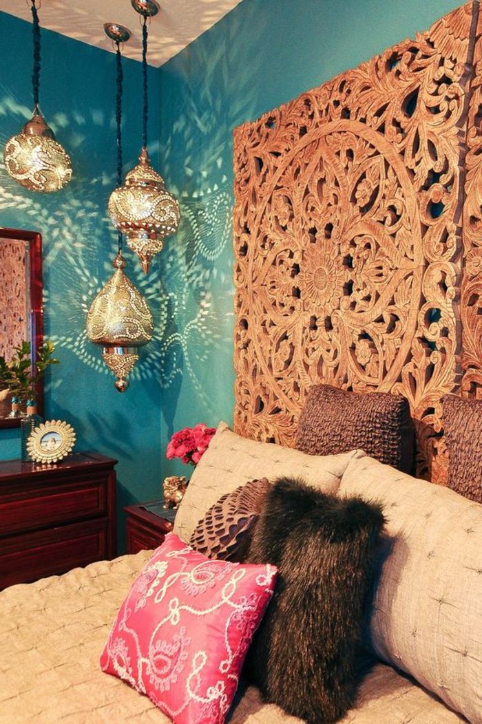 orientalske hengende lamper i soverommet mange fargerike puter fluffy cyclamen veggdekor mandala av tre