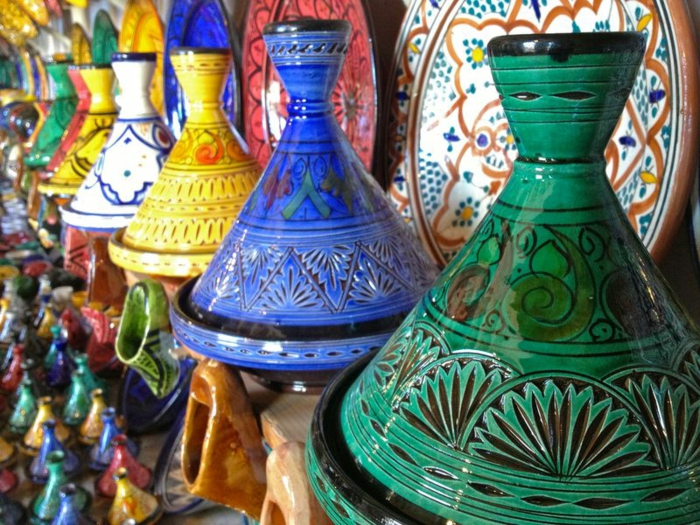 Barvana keramična orientalska dekoracija, smaragdno zelena keramična dekoracija, ultramarin in rumena, trg maroškega keramičnega spomenika, mozaična keramična plošča