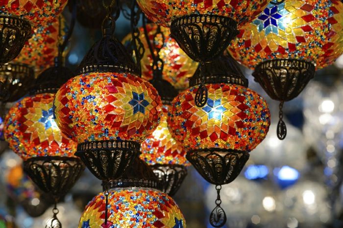 Turški lestenci iz kovine in barvnega stekla na trgu v Istanbulu, lepi in funkcionalni dekorativni elementi