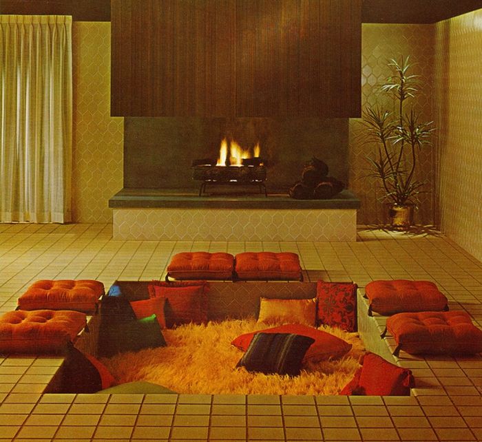 Japonski prostori s preprostim dizajnom - nizko ležalni sprostitveni kotiček z oranžno blazino in rumeno preprogo, dnevna soba s kaminom, odprto ognjišče z desno stranjo