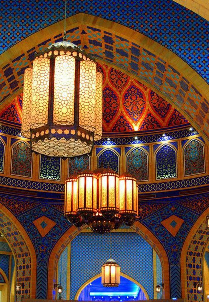deco orientalske bnte farger på veggene store lyster lamper blå farge med rød kombinere gul grønn