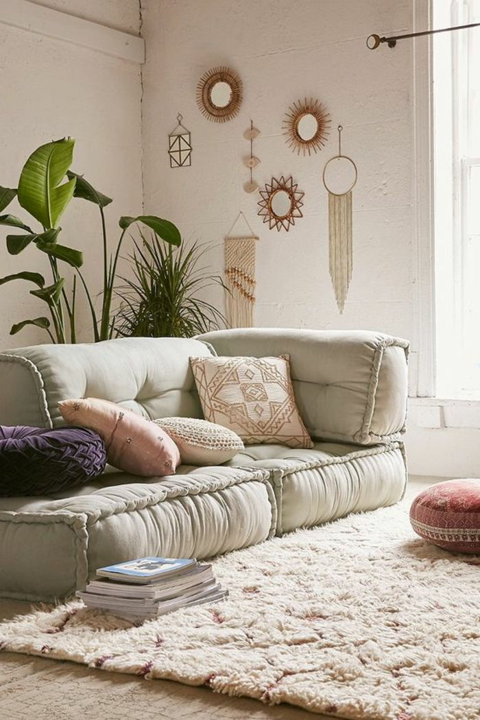 deco orientalsk myk sofa med mange puter mandala mønster deco vegg dekor speil pryding teppe