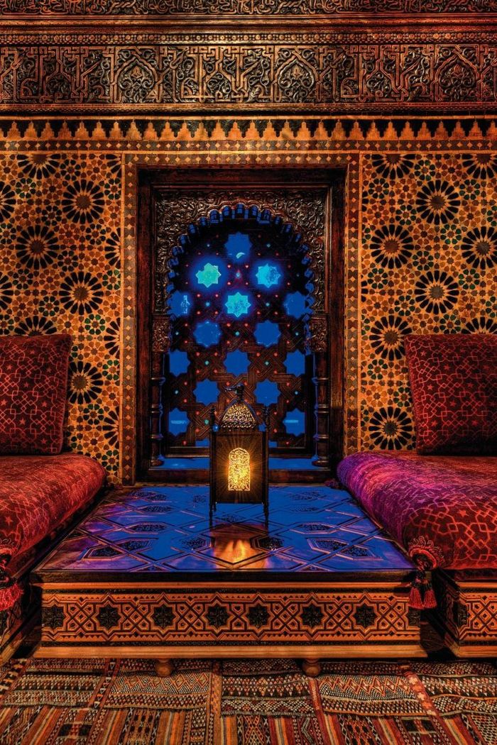 Sobe s pridihom orienta - vzorčaste tapete z modeli vezij, stene pokrivajo s carving, dve stoli z udoben fotelj blazine z rese, miza z risbami majhno okno v obliki lista